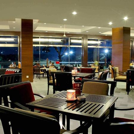 Ciputra Golf, Club & Hotel 泗水 餐厅 照片