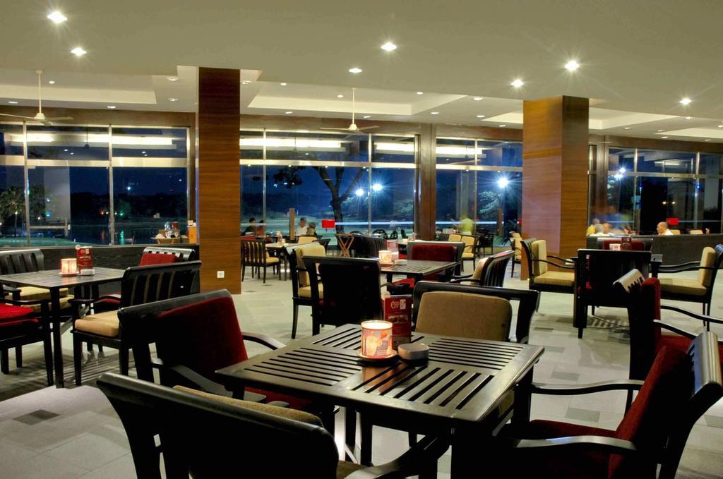 Ciputra Golf, Club & Hotel 泗水 餐厅 照片